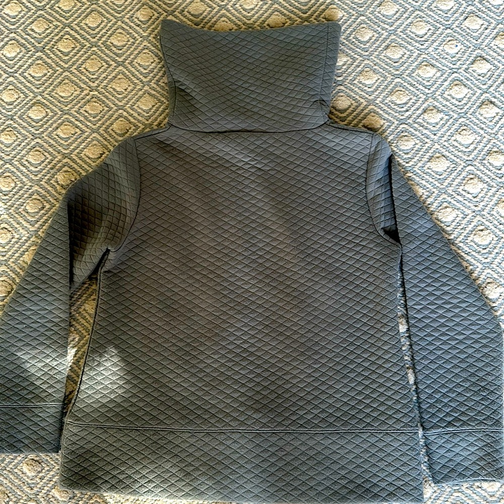 Sail to Sable medium quilted grey turtleneck sweatshirt